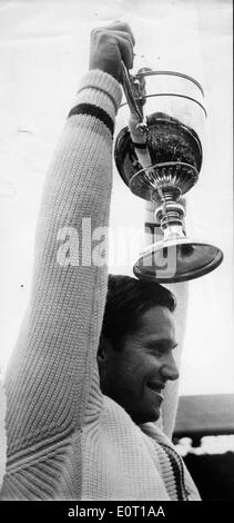 Tennis player Roy Emerson célèbre une victoire Banque D'Images