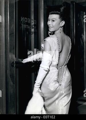 Juin 24, 1960 - 24-6-60 Deep soutenue la mode à Premiere. La première a eu lieu hier soir à l'Odéon, Leicester Square, du film The Savage Innocents . Photo montre : Mlle Yoko Tani, star du film, a porté cette robe à dos très profondes, quand elle est arrivée pour la nuit dernière, l'avant-première. Banque D'Images