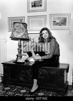 L'actrice Michele Girardon sitting on table Banque D'Images