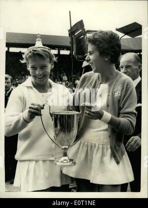 Juillet 02, 1960 - finale du double dames à Wimbledon. Du plaisir avec la tasse. Photo montre Darlene Hard (USA) a un endroit de plaisir en plaçant le couvercle du double féminin - Trophée qu'elle et Maria Bueno (Brésil) a gagné en battant la paire sud-africaine - Miss Reynolds et Mlle Schuurman - à Wimbledon cet après-midi. Banque D'Images