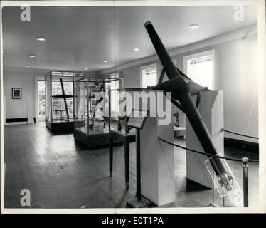 Juillet 07, 1960 - chambre d'être ouvert Flamstead par la Reine pour former port de musée maritime national : Sa Majesté la Reine est d'effectuer la cérémonie d'ouverture Flamstead House, faisant de l'paort musée maritime national. Le bâtiment est une section de l'Observatoire Royal de Greenwich-Bâtiments et ia une substitution huit tour en haut d'une colline dans le parc de Greenwich. Il a été conçu bu Sir Christopher Wren en 1675. Le bâtiment a été en cours de construction depuis 1958. Photo montre la chambre Halley télescopes contenant Banque D'Images