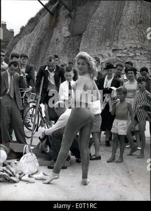 Juillet 07, 1960 - Jane la sirène se prépare pour son canal sous l'eau nager ; 25 ans femme au foyer américaine, Mme Jane Baldasasre, qui prévoit de nager sous l'eau le canal de la France à l'Angleterre le 17 août, était d'être vu à l'entraînement à Cliftonville, Kent, hier. Jane, qui a un chiffre de laquelle toute sirène serait fier - 35-23-35, porte un costume en caoutchouc spécial pour garder son chaud. La photo montre la maison de décideurs se réunissent autour de que Jane fait sa peau - serré en caoutchouc spécial suit à Cliftonville. Banque D'Images