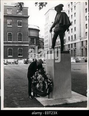 Juillet 07, 1960 - Wreat placé sur Raleigh Statue : une couronne de laurier était ce matin sur la statue Releigh dans Whitehall par l'honorable John S. Bataille, ancien gouverneur de Virginie, qui est chef d'un parti de 230 membres de la Chambre de Commerce de Virginie, qui ont eu lieu dans toute l'Europe et la Russie. Sir Frances Fogarty, directeur général de l'Union européenne parlant anglais a été parmi les membres présents. La photo montre l'honorable John S. Bataille plaçant la couronne de laurier sur la statue de Raleigh d'aujourd'hui. Banque D'Images