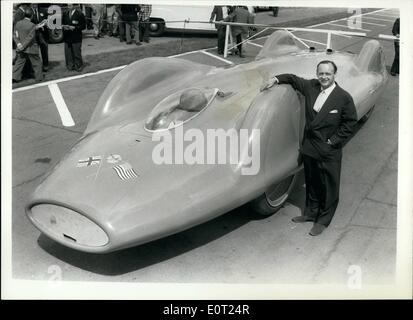 Juillet 07, 1960 - Campbell's ''Bluebird'' à afficher : Donald Campbell's new Bluebird voiture, avec qui il va faire une tentative sur le monde" Record de vitesse sur la Bonneville Salt Flats, Utah, en septembre de cette année, a été présentée aujourd'hui au circuit de Goodwood motor aujourd'hui. La voiture, qui est alimenté par un moteur à turbine à gaz Proteus, devrait faire l'objet d'essais à basse vitesse préliminaire plus tard cette semaine. L'actuel record de vitesse est de 394 m.p.h créé par John Cobb. Photo montre M. Donald Campbell sur la photo à côté de son nouveau Bluebird, à Goodwood aujourd'hui. Banque D'Images