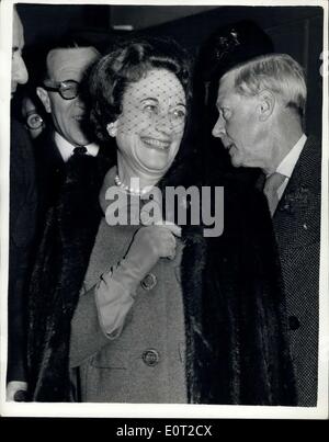 Juillet 12, 1960 - Le duc et la duchesse de Windsor arrivent à Londres - Le duc et la duchesse de Windsor est arrivé à la gare de Victoria sur le bateau Train ce matin..Ils sont ici pour leurs achats de Noël--Photo Keystone montre :- Le duc se tourne pour parler à Sir Walter Monckton - comme lui et le Duckess Glaridgee a quitté Victoria Station pour voir ce matin. Banque D'Images