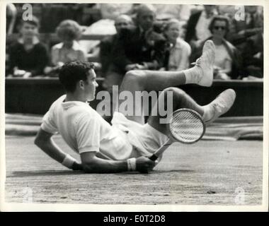 Juillet 14, 1960 - zone Europe Tennis Coupe Davis Grande-bretagne demi-finale contre l'Italie à Wimbledon. Photo montre M. Davies (Grande-Bretagne), tombe pendant son match contre O. Sirola (Italie), à Wimbledon aujourd'hui, au cours de leur match de simple de la Zone européenne de la Coupe Davis tennis demi-finale entre la Grande-Bretagne et l'Italie. Banque D'Images