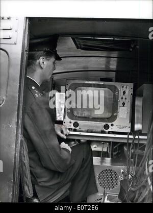 Juillet 19, 1960 - Contrôle de la circulation de la télévision pour Royal dur : Pour l'arrivée à Londres aujourd'hui du Roi et de la Reine de Thaïlande, la police a utilisé un système de télévision en circuit fermé pour la foule et l'observation de la circulation dans la région de Trafalgar Square. Deux caméras ont été montée sur une tour située sur le roi Charles 1 statue island pn le côté sud de la place. Les deux caméras sont commandées à distance depuis un véhicule de police stationné à la base de la tour. La photo montre la vue à l'intérieur du véhicule de contrôle de la police à la base de la tour, montrant un policier à la recherche à l'écran du téléviseur. Banque D'Images