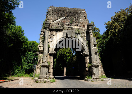 Italie, Rome, Arco di Druso, Arche de Drusus, ancienne porte romaine, aqueduc de l'Aqua Antoniniana (3e siècle après J.-C.) Banque D'Images