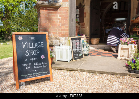 Communauté village shop dans l'église paroissiale, Beech Hill, Reading, Berkshire, England, GB, au Royaume-Uni. Banque D'Images