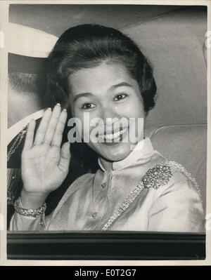 Juillet 20, 1960 - Le Roi et la Reine de Thaïlande Retour au Palace en voiture après déjeuner Guildhall : Le Roi et la Reine de Thaïlande, qui sont ici sur un Membres visite, aujourd'hui conduit du palais de Buckingham à Guildhall où ils ont été reçus à déjeuner par le maire et la Société de Londres. Ils retournèrent au château en voiture. Photo montre charmante étude de la Reine Sirikit de Thaïlande comme elle conduit retour au Palais en voiture de la Guildhall. Banque D'Images