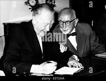 Konrad Adenauer et Fritz Schaffer signer le document Banque D'Images