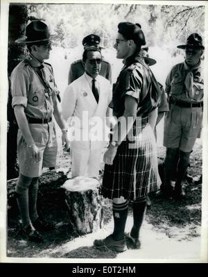 Juillet 29, 1960 - 29.7.60 Le Prince Constantin au Jamboree Scout Mondial. Photo : Keystone montre le prince Constantin (à gauche), de discuter avec un garçon écossais du Scoutisme, participant à la Jamboree tenu sur le Mont Parnasse, en Grèce. Banque D'Images