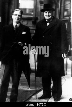 Premier ministre Anthony Eden et Sir Winston Churchill Banque D'Images