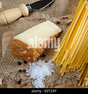 Ingrédients pour les pâtes italiennes Les bucatini bucatini belrom e pepe Banque D'Images