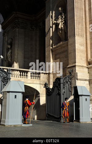Italie, Rome, basilique Saint-Pierre, gardes suisses Banque D'Images