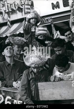 09 septembre 1960 - les amis de Fidel Castro applaudissent le Premier ministre de Cuba chaque fois qu'il se présente dans les rues de New York.Ici, ils l'attendent devant son hôtel dans le quartier ethnique de New York Harlem. Banque D'Images