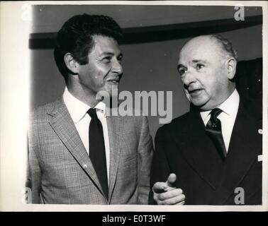 Septembre 09, 1960 - Variety Club Déjeuner d'automne : La variété Club of Great Britain's premier dîner-rencontre de l'automne - hiver, a eu lieu aujourd'hui à l'Hôtel Savoy. Photo montre Singer Eddie Fisher, et Sir Tom O'Brien, photographié à l'occasion du déjeuner aujourd'hui. Banque D'Images