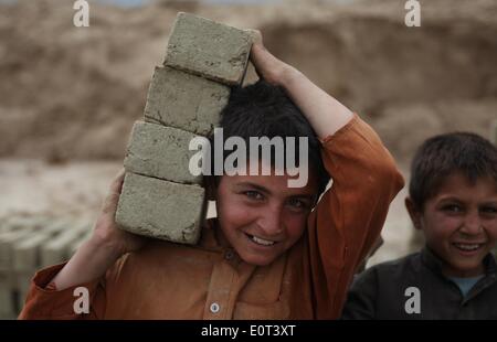 Kaboul, Afghanistan. 19 mai, 2014. Un enfant afghan porte à briques une briqueterie à Kaboul, Afghanistan, le 19 mai 2014. © Ahmad Massoud/Xinhua/Alamy Live News Banque D'Images