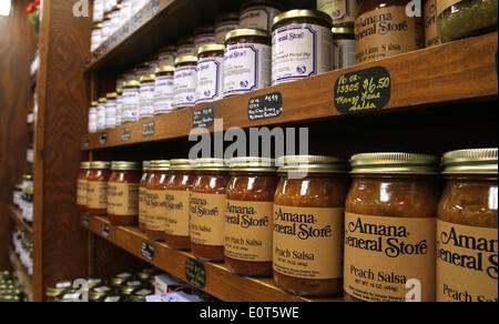 L'Amana, Iowa, États-Unis. 18 mai, 2014. L'Amana magasin général a commencé comme tant d'autres magasins généraux tout au long de l'histoire américaine. C'est où les gens pouvaient aller pour obtenir une variété de produits que l'Amana Colonies ne produisent pas eux-mêmes. L'Amana Colonies sont situé à 5 miles au nord de l'Interstate 80 sur les routes de l'Iowa 151, 6 et 220. Les colonies sont à 20 miles au sud-ouest de Cedar Rapids, et 17 milles à l'ouest de l'Iowa City. © Kevin E. Schmidt/ZUMAPRESS.com/Alamy Live News Banque D'Images