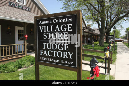 L'Amana, Iowa, États-Unis. 18 mai, 2014. Une variété de boutiques line 220e Sentier dans l'Amana, Iowa Dimanche 19 mai 2014. L'Amana Colonies sont situé à 5 miles au nord de l'Interstate 80 sur les routes de l'Iowa 151, 6 et 220. Les colonies sont à 20 miles au sud-ouest de Cedar Rapids, et 17 milles à l'ouest de l'Iowa City. © Kevin E. Schmidt/ZUMAPRESS.com/Alamy Live News Banque D'Images