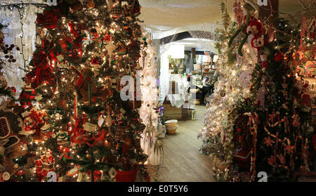 L'Amana, Iowa, États-Unis. 18 mai, 2014. L'Amana Commerce situé au 4423 220e Trail Amana, IA dans le coin nord-est, les visiteurs trouveront la chambre de Noël pour combler avec des décorations de Noël 365 jours par an. L'Amana Colonies sont situé à 5 miles au nord de l'Interstate 80 sur les routes de l'Iowa 151, 6 et 220. Les colonies sont à 20 miles au sud-ouest de Cedar Rapids, et 17 milles à l'ouest de l'Iowa City. © Kevin E. Schmidt/ZUMAPRESS.com/Alamy Live News Banque D'Images