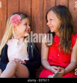 Portrait de deux jeunes filles rient ensemble à l'extérieur. Banque D'Images