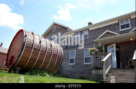 L'Amana, Iowa, États-Unis. 18 mai, 2014. Ackerman Winery est le plus ancien domaine viticole situé à l'état de l'Iowa. Les propriétaires et Linda Ackerman ont travaillé depuis 1974 pour poursuivre la tradition viticole familiale lancé en 1956 par des parents, Harry et Louisa Ackerman. Aujourd'hui, sur le principe, ils produisent 22 variétés de fruits et de vins de raisins. L'Amana Colonies sont situé à 5 miles au nord de l'Interstate 80 sur les routes de l'Iowa 151, 6 et 220. Les colonies sont à 20 miles au sud-ouest de Cedar Rapids, et 17 milles à l'ouest de l'Iowa City. © Kevin E. Schmidt/ZUMAPRESS.com/Alamy Live News Banque D'Images