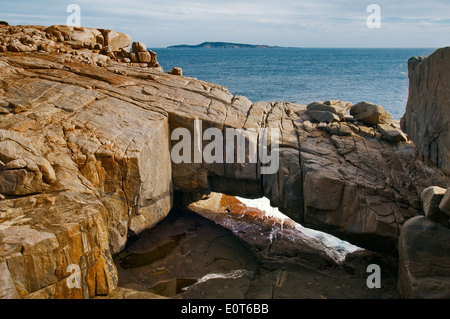 Pont naturel dans Torndirrup National Park. Banque D'Images