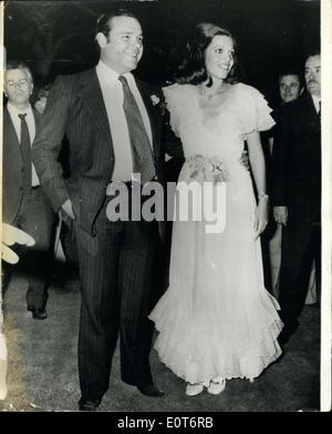 Août 04, 1960 - Christina Onassis épouse Alexandre Andreadis à Athènes Subure : Christina Onassis, 25 ans, qui a hérité de son père, magnat du transport maritime empire financier en mars dernier, a été marié plus tôt cette semaine à Alexandre Andreadis, 30, fils de banquier industriel, le professeur Stradis Andreadis l'Orthodoxe grecque simple cérémonie a eu lieu dans une chapelle privée dans la station balnéaire exclusive Athènes suburb de Glyfada. Photo montre Christina et son mari Alexander photographié après leur mariage à Glyfada. Banque D'Images