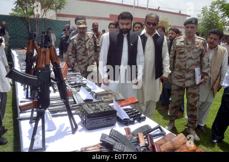 Accueil du Baloutchistan, Ministre Sarfaraz Bugti inspecte saisi matériel explosif et les armes qui ont été récupérées par les responsables des forces de sécurité et les FC au cours d'une conférence de presse au centre FC Madadgaar à Quetta le lundi 19 mai, 2014. Banque D'Images