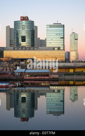 Donaucity dans der Dämmerung, Wien, Österreich - Danube city at Dusk, Vienne, Autriche Banque D'Images