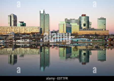 Donaucity dans der Dämmerung, Wien, Österreich - Danube city at Dusk, Vienne, Autriche Banque D'Images