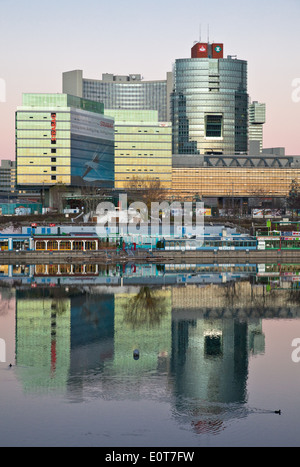 Donaucity dans der Dämmerung, Wien, Österreich - Danube city at Dusk, Vienne, Autriche Banque D'Images