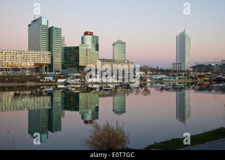 Donaucity dans der Dämmerung, Wien, Österreich - Danube city at Dusk, Vienne, Autriche Banque D'Images