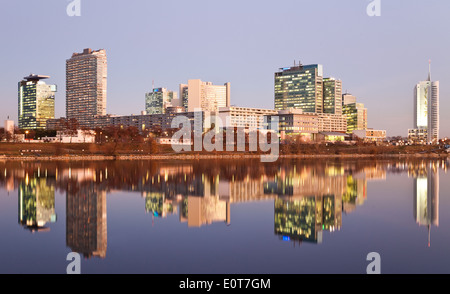 Donaucity dans der Dämmerung, Wien, Österreich - Danube city at Dusk, Vienne, Autriche Banque D'Images