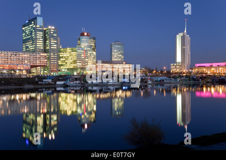 Donaucity dans der Dämmerung, Wien, Österreich - Danube city at Dusk, Vienne, Autriche Banque D'Images