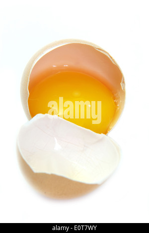Close up image of a broken egg over white Banque D'Images