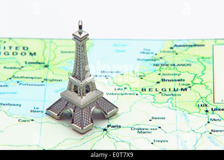 Statue de la Tour Eiffel sur une carte de France