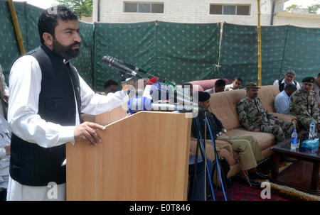 Accueil du Baloutchistan, Ministre Sarfaraz Bugti adresses aux personnes des médias au cours de conférence de presse concernant la récupération des matériaux explosifs saisis et les armes qui ont été récupérés par le FC et les Forces de Sécurité publique, au FC Madadgaar Centre à Quetta le lundi 19 mai, 2014. Banque D'Images