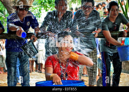 BANDARBAN, BANGLADESH - 15 avril : Célébration de Sangrai ou un festival de jeter de l'eau festival pour célébrer l'arrivée de Bangla Nouvel An, l'élément eau est l'objet de l'événement. Il est fait avec la participation des garçons et des filles qui sont toujours célibataires. Ils sont positionnés dans les deux côtés d'une arène dans laquelle des tables ou des bassins d'eau qui sont à l'avant et ils splash l'eau l'un contre l'autre. On pense qu'aux projections d'eau est un moyen d'exprimer des sentiments d'amour. (Photo de Md. Akhlas Uddin/Pacific Press) Banque D'Images