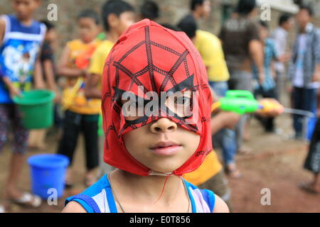 BANDARBAN, BANGLADESH - 15 avril : Célébration de Sangrai ou un festival de jeter de l'eau festival pour célébrer l'arrivée de Bangla Nouvel An, l'élément eau est l'objet de l'événement. Il est fait avec la participation des garçons et des filles qui sont toujours célibataires. Ils sont positionnés dans les deux côtés d'une arène dans laquelle des tables ou des bassins d'eau qui sont à l'avant et ils splash l'eau l'un contre l'autre. On pense qu'aux projections d'eau est un moyen d'exprimer des sentiments d'amour. (Photo de Md. Akhlas Uddin/Pacific Press) Banque D'Images