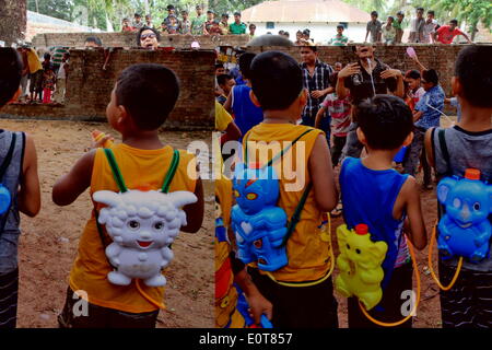 BANDARBAN, BANGLADESH - 15 avril : Célébration de Sangrai ou un festival de jeter de l'eau festival pour célébrer l'arrivée de Bangla Nouvel An, l'élément eau est l'objet de l'événement. Il est fait avec la participation des garçons et des filles qui sont toujours célibataires. Ils sont positionnés dans les deux côtés d'une arène dans laquelle des tables ou des bassins d'eau qui sont à l'avant et ils splash l'eau l'un contre l'autre. On pense qu'aux projections d'eau est un moyen d'exprimer des sentiments d'amour. (Photo de Md. Akhlas Uddin/Pacific Press) Banque D'Images