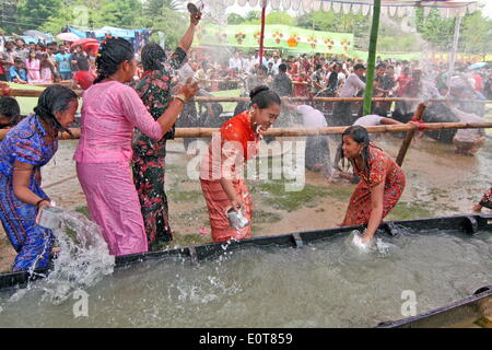 BANDARBAN, BANGLADESH - 15 avril : Célébration de Sangrai ou un festival de jeter de l'eau festival pour célébrer l'arrivée de Bangla Nouvel An, l'élément eau est l'objet de l'événement. Il est fait avec la participation des garçons et des filles qui sont toujours célibataires. Ils sont positionnés dans les deux côtés d'une arène dans laquelle des tables ou des bassins d'eau qui sont à l'avant et ils splash l'eau l'un contre l'autre. On pense qu'aux projections d'eau est un moyen d'exprimer des sentiments d'amour. (Photo de Md. Akhlas Uddin/Pacific Press) Banque D'Images