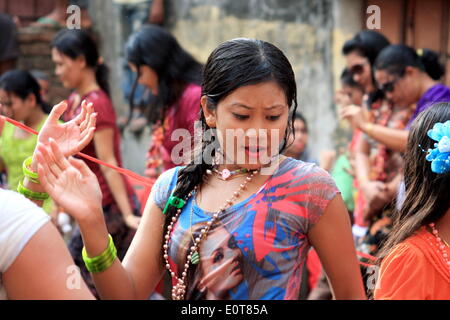 BANDARBAN, BANGLADESH - 15 avril : Célébration de Sangrai ou un festival de jeter de l'eau festival pour célébrer l'arrivée de Bangla Nouvel An, l'élément eau est l'objet de l'événement. Il est fait avec la participation des garçons et des filles qui sont toujours célibataires. Ils sont positionnés dans les deux côtés d'une arène dans laquelle des tables ou des bassins d'eau qui sont à l'avant et ils splash l'eau l'un contre l'autre. On pense qu'aux projections d'eau est un moyen d'exprimer des sentiments d'amour. (Photo de Md. Akhlas Uddin/Pacific Press) Banque D'Images