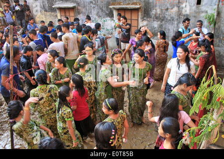 BANDARBAN, BANGLADESH - 15 avril : Célébration de Sangrai ou un festival de jeter de l'eau festival pour célébrer l'arrivée de Bangla Nouvel An, l'élément eau est l'objet de l'événement. Il est fait avec la participation des garçons et des filles qui sont toujours célibataires. Ils sont positionnés dans les deux côtés d'une arène dans laquelle des tables ou des bassins d'eau qui sont à l'avant et ils splash l'eau l'un contre l'autre. On pense qu'aux projections d'eau est un moyen d'exprimer des sentiments d'amour. (Photo de Md. Akhlas Uddin/Pacific Press) Banque D'Images