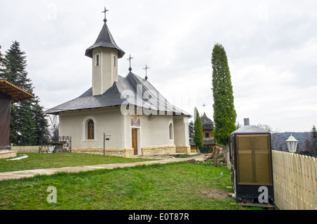 Petite église orthodoxe sur la colline, Roumanie Banque D'Images