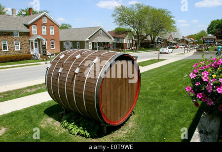 L'Amana, Iowa, États-Unis. 18 mai, 2014. À partir de l'Ackerman Winery à Amana, Iowa. L'entreprise est la plus ancienne cave d'exploitation dans l'état de l'Iowa. Les propriétaires et Linda Ackerman ont travaillé depuis 1974 pour poursuivre la tradition viticole familiale lancé en 1956 par des parents, Harry et Louisa Ackerman. Aujourd'hui, sur le principe, ils produisent 22 variétés de fruits et de vins de raisins. L'Amana Colonies sont situé à 5 miles au nord de l'Interstate 80 sur les routes de l'Iowa 151, 6 et 220. Les colonies sont à 20 miles au sud-ouest de Cedar Rapids, et 17 milles à l'ouest de l'Iowa City. (Crédit Image : © Kevin E. Schmidt/ZUM Banque D'Images