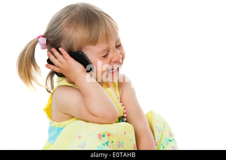 Close up portrait of cute girl laughing et talking on cell phone.isolé sur blanc. Banque D'Images