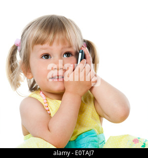 Close up portrait of cute little girl talking on cell phone.isolé sur blanc. Banque D'Images