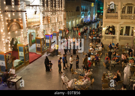 Doha. Le Qatar. Souq Waqif. Les gens assis à cafés & restaurants à l'extérieur du Souq Waqif Arts Centre. Banque D'Images